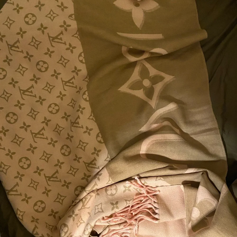Luxury Monogram scarf - Picture 3 of 5
